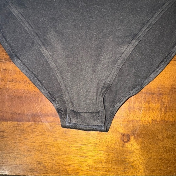 Gaze Womens Bodysuit Size M Black V-Neck Thin Strap Sleeveless Stretch - Picture 4 of 9